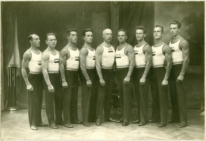 Ekipa Kraljevine Srbov, Hrvatov in Slovencev na poletnih olimpijskih igrah v Amsterdamu. Tone Malej je četrti z leve strani, Leon Štukelj pa stoji skrajno levo. | Foto: 
