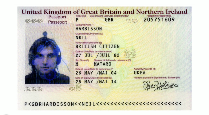 Potni list Neila Harbissona. Britansko vlado je uspešno prepričal, da je antena del njegovega telesa, zaradi česar so mu dovolili, da lahko ima na potnem listu to fotografijo.  | Foto: YouTube/Posnetek zaslona
