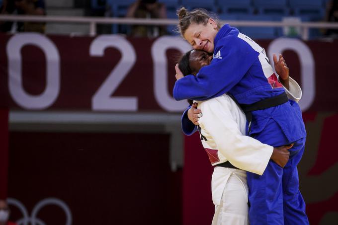 V objemu prijateljice in največje tekmice Clarisse Agbegnenouu po olimpijskem finalu v Tokiu.  | Foto: Anže Malovrh/STA