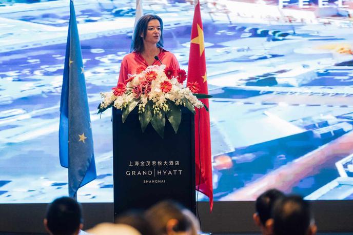 Tanja Fajon v Šanghaju | Tanja Fajon je v Šanghaju predstavila tudi priložnosti slovenskega turizma, ki se osredotoča na zelene in butične destinacije, s katerimi po njenih besedah želijo privabiti več kitajskih turistov. | Foto Ministrstvo za zunanje zadeve