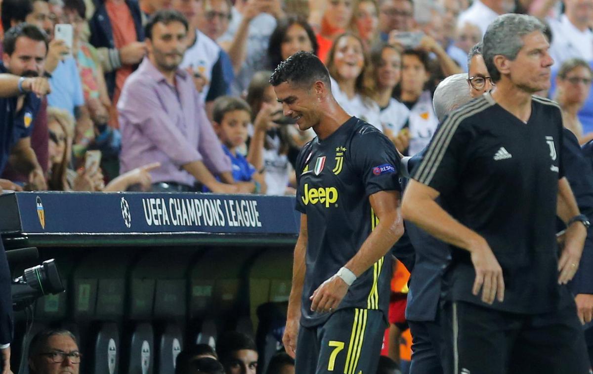Cristiano Ronaldo | Cristiano Ronaldo ob odhodu z igrišča ni mogel zadrževati solz. | Foto Reuters