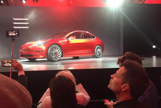 Pečjak o fenomenu novega Teslinega modela 3. "Ko pogledaš zasnovo tesle, ti je takoj jasno, kje evropski avtomobilski proizvajalci izgubljajo konkurenčnost in zakaj lahko Elon Musk proda 300 tisoč še ne narejenih avtomobilov." | Foto: Reuters