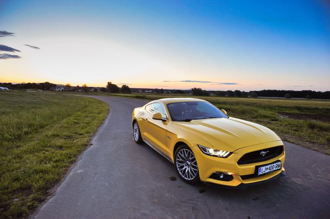 Ob legendarnem Fordu T, prvem velikoserijskem avtomobilu na svetu, je Mustang danes zagotovo eno najbolj prepoznavnih imen avtomobilske industrije. To je avtomobilska ikona z največ javnimi nastopi v filmih, serijah, glasbenih spotih in oddajah. To je avtomobilska ikona z največ 'všečki' na Facebooku ('všečkalo' ga je več kot osem milijonov uporabnikov omrežja) in z več kot 9 tisoč nastopi na televiziji, v glasbenih posnetkih in videoigrah ter se na velikem platnu. | Foto: Ciril Komotar