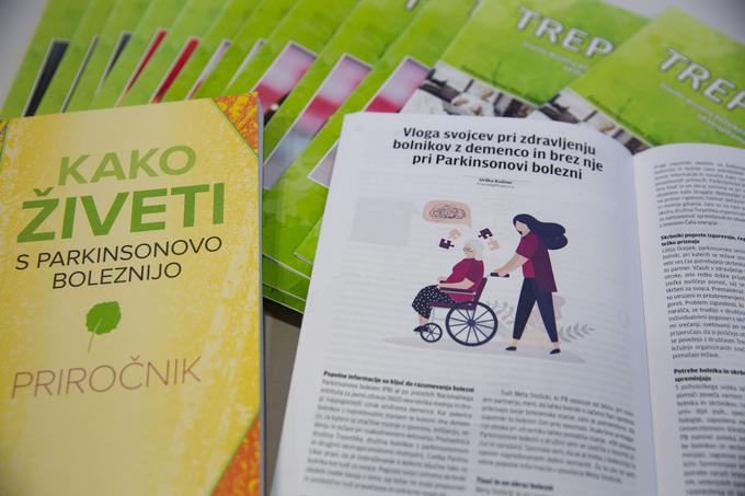 Priročnik Kako živeti s Parkinsonovo boleznijo (levo) in glasilo Društva Trepetlika (desno) | Foto: Bojan Puhek
