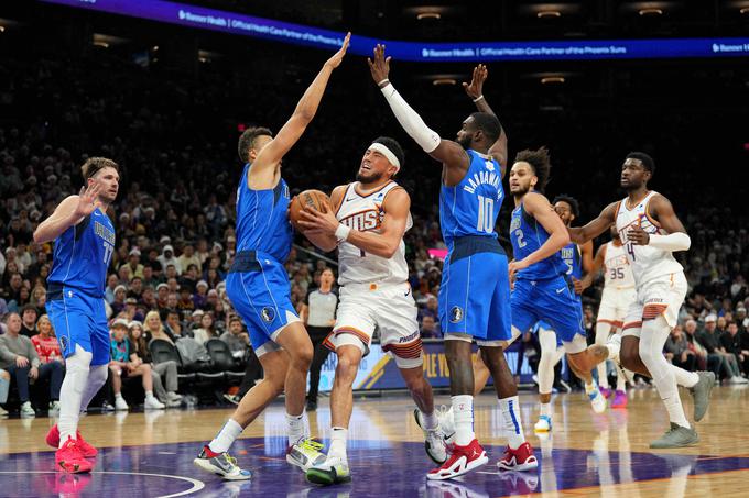 Devin Booker je prispeval 20 točk (met iz igre 6/14) in 10 asistenc, kar ni zadoščalo za zmago Phoenixa, ki ima po novem večje število porazov (15) kot zmag (14) v tej sezoni ter predstavlja veliko razočaranje lige NBA. | Foto: Reuters