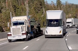 So vsi polni? Troboj tovornjakov na strmem vzponu. #video