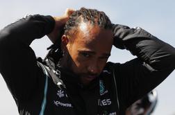 Lewis Hamilton v središču rasističnih opazk, karavana F1 skočila v zrak