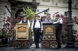 Lajnarji na ljubljanskih ulicah pričarali vzdušje preteklih časov (fotogalerija)