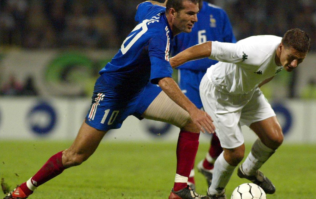 Ermin Šiljak Zinedine Zidane | Tako se je Ermin Šiljak leta 2004 za Bežigradom meril s slovitim Francozom Zinedinom Zidanom. | Foto Reuters