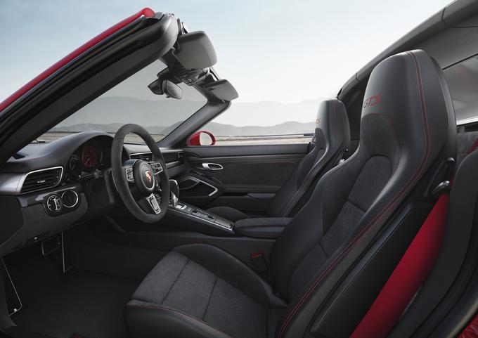 Model 911 targa je mogoče prepoznati po značilnem loku, ki je pri izvedbi GTS zdaj prvič odet v črno barvo. | Foto: Porsche