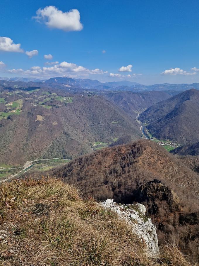 Najlepši razgled je tik pod samim vrhom Skopice. Takole nad dolino Idrijce in vse do Kojce ter Porezna. | Foto: Matej Podgoršek