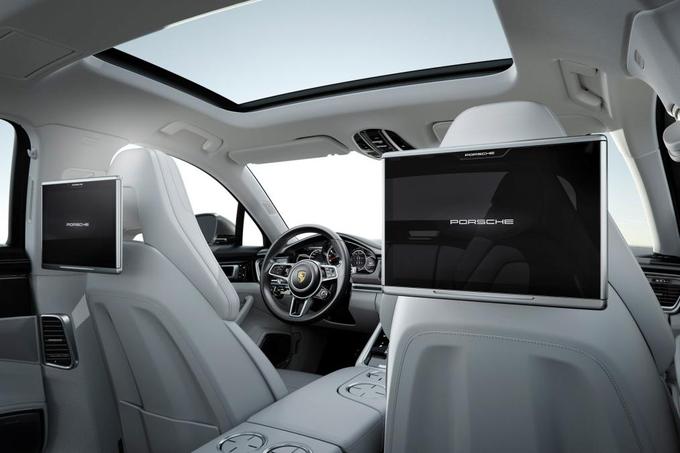 Podobno zanimanje se utegne pojaviti za dva velika, 10,1-palčna zaslona, umeščena v hrbtišča sprednjih sedežev, ki sta zlahka odstranljiva, opravljata namreč lahko tudi vlogo tabličnega računalnika znotraj ali zunaj vozila. | Foto: Porsche