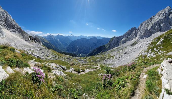 Panorama izpred zavetišča pod Špičkom proti Zadnji Trenti in najvišjim vrhovom Julijcev | Foto: Matej Podgoršek