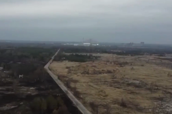 Po (neuradnih) podatkih, ki so jih v zadnjih tednih sporočili ukrajinski viri, precej ruskih vojakov na poti v Černobil sicer sploh naj ne bi vedelo, kam se v resnici odpravljajo in kakšna nevarnost lahko tam preti vsakemu brez ustrezne zaščitne opreme. V ozadju jedrska elektrarna Černobil, v ospredju famozni Rdeči gozd in radioaktivne poljane. | Foto: Energoatom