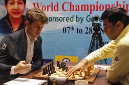 Carlsen izkoristil prednost belih figur in po polovici dvoboja z Anandom vodi
