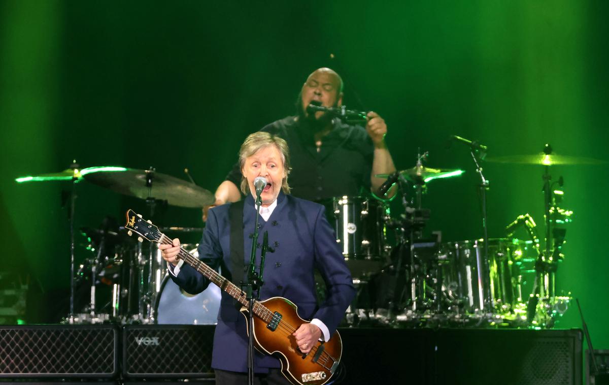 Paul McCartney | "Z malo pomoči naših prijateljev – od oboževalcev in glasbenikov do zbirateljev in glasbenih trgovin – lahko bas vrnemo tja, kamor je nekoč spadal," je trojica zapisala na spletni strani. In še: "Paul McCartney nam je v zadnjih 62 letih dal tako veliko. Projekt Izgubljeni bas je naša priložnost, da mu nekaj vrnemo." (Na fotografiji Paul McCartney na koncertu leta 2022 v Inglewoodu v Kaliforniji.) | Foto Reuters