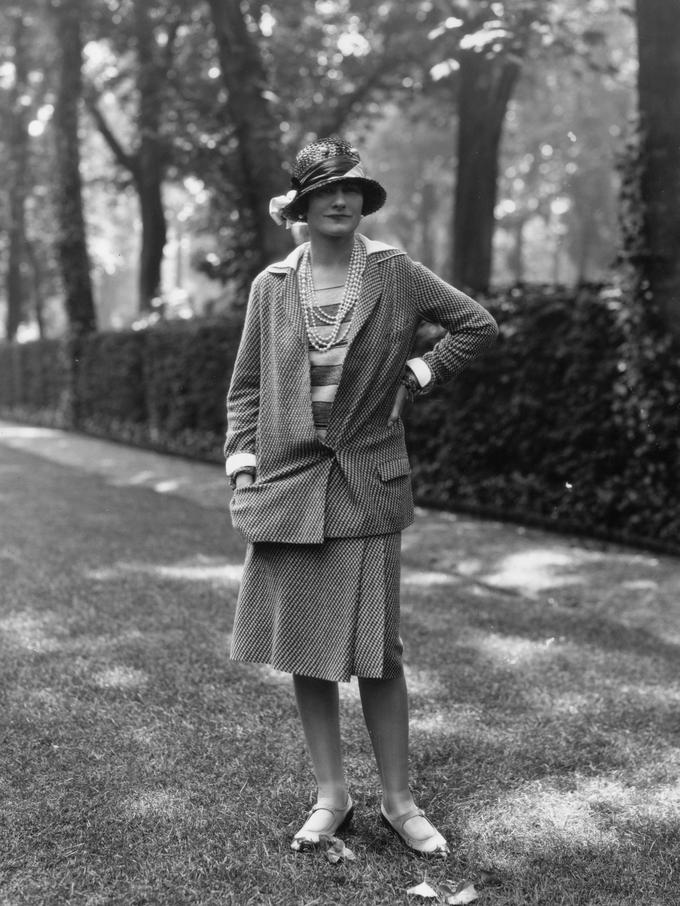 Slavna francoska modna oblikovalka Coco Chanel v obleki modne hiše Chanel v Parizu leta 1929 | Foto: Getty Images