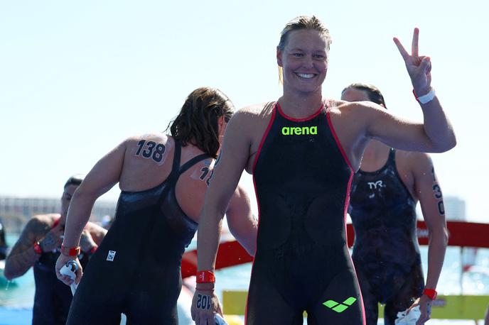 Sharon van Rouwendaal | Sharon van Rouwendaal je na svetovnem prvenstvu v Dohi zlati kolajni s tekme na 10 kilometrov dodala še zlato na pol krajši razdalji v daljinskem plavanju.  | Foto Reuters