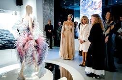 Na pariški razstavi Iris van Herpen tudi nizozemska kraljica in prva dama Francije