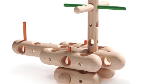 Na trg prihaja lesena igrača, ki jo je zasnoval legendarni slovenski oblikovalec