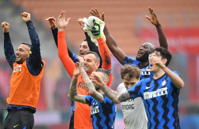 Veliko veselje s soigralci po zmagi na tokratnem milanskem derbiju | Foto: Reuters