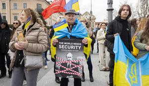 Shod v podporo Ukrajini: To zbrani sporočajo Putinu #video