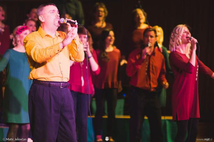 Todd je tudi pevec. Na fotografiji na dobrodelnem koncertu s skupino Dar srca. | Foto: osebni arhiv/Lana Kokl