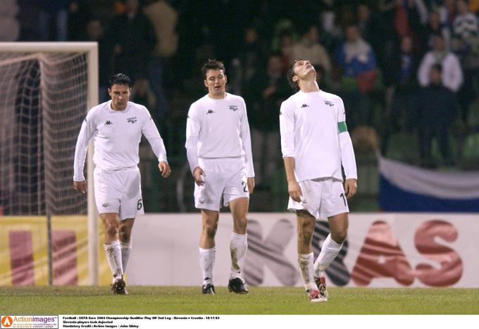 Razočaranje slovenskih nogometašev po porazu proti Hrvaški, ki je Slovenijo oddaljila od sanj o nastopu na Euru 2004. | Foto: Reuters