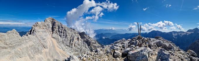 Desno vrh Dolkove špice in levo bližnja Škrlatica | Foto: Matej Podgoršek