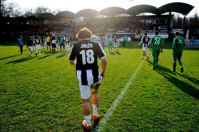 Članski nogomet je začel spoznavati v črno-belem dresu Mure. | Foto: Saša Pahič Szabo/www.alesfevzer.com