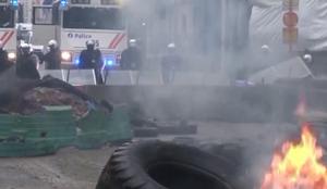 Na bruseljskih ulicah traktorji, blato, pnevmatike in ogenj #video