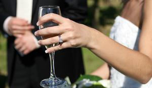 Zaročni in poročni prstan: na katero roko spada kateri? #video