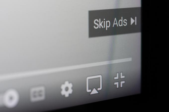 YouTube si milijone uporabnikov že nekaj časa prizadeva prepričati, da se naročijo na plačljivo storitev YouTube Premium, ki ne vključuje prikazovanja oglasov. | Foto: Shutterstock