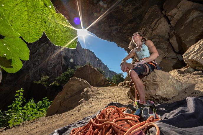 Mina Markovič | Športna plezalka Mina Markovič je leto 2020 izkoristila za študij in plezanje v naravnih stenah. Ne samo, da je preplezala dve smeri z oceno težavnosti 9a, zaključila je tudi prvi del študija biopsihologije. | Foto Luka Fonda