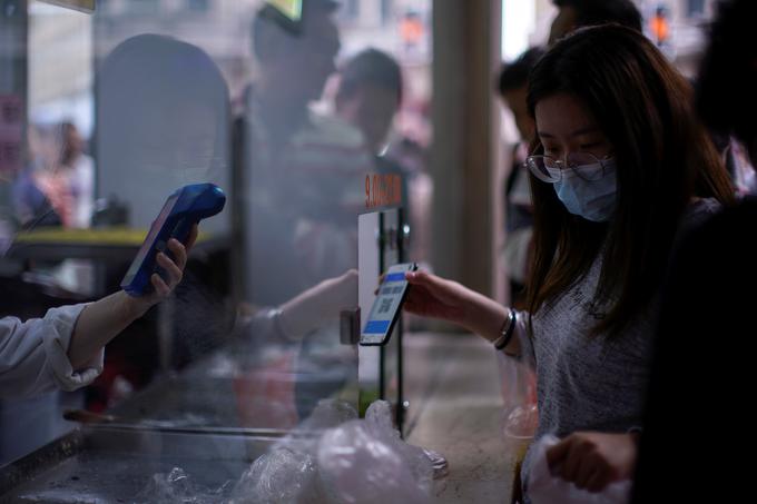 Kitajske oblasti so si zadale cilj, da izsledijo in izolirajo vsako okužbo, ki jo zaznajo prek QR-kod, mobilnih aplikacij za sledenje in drugih oblik državnega sistema nadzora, ki je sicer, ko gre za življenja ljudi, pogosto precej vsiljiv in nadležen. | Foto: Reuters