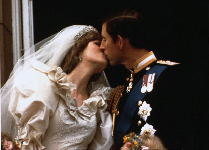 Pravljična poroka stoletja med princem Charlesom in princeso Diano se je spremenila v nič kaj bleščečo zgodbo s tragičnim koncem. Tako kot Meghan Markle je tudi princesa Diana s svojimi intervjuji dvigala prah. Tako je leta 1995 v intervjuju za BBC podvomila o tem, ali je valižanski princ Charles sploh primeren za britanskega kralja.  | Foto: Reuters
