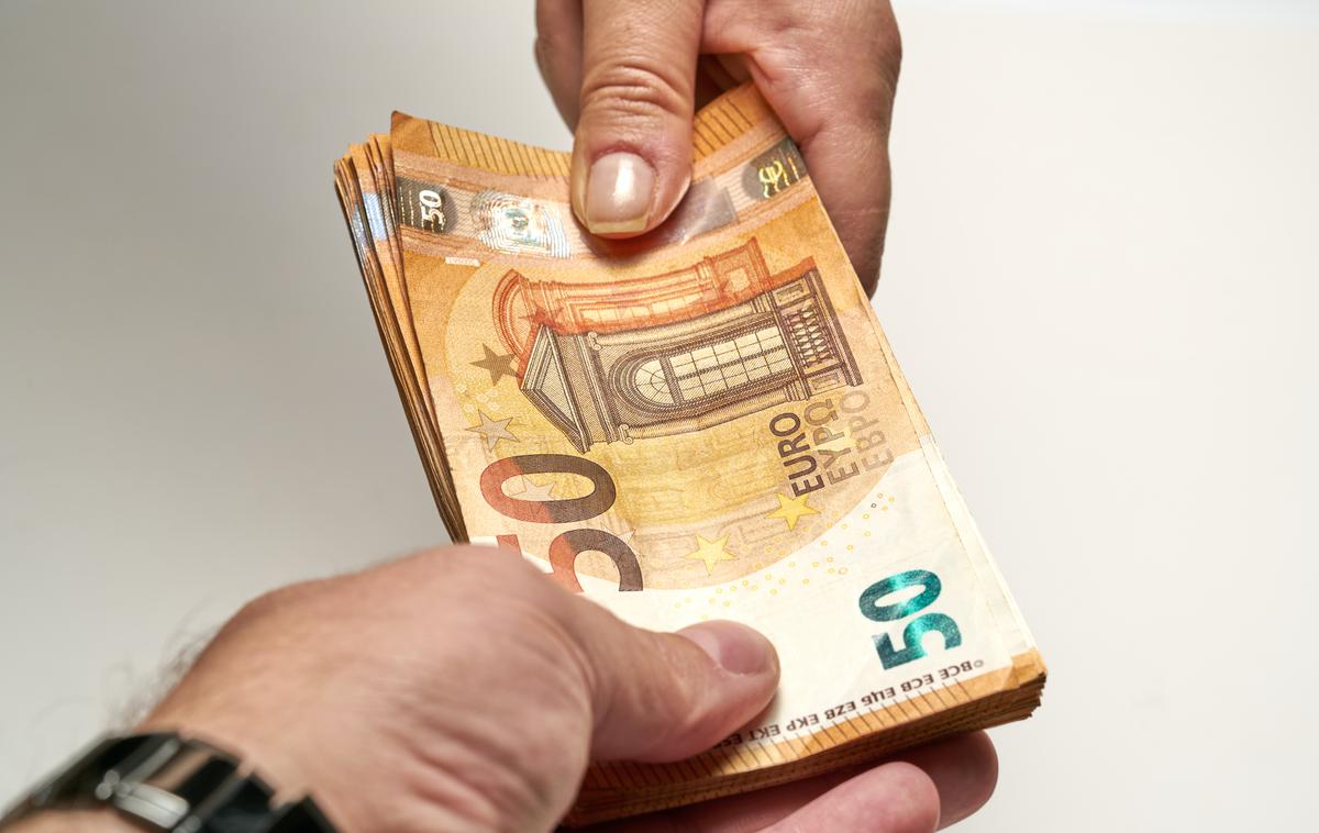 Gotovinsko poslovanje. Gotovina. denar | Policija ocenjuje, da je osumljena trojica nezakonito pridobila več kot milijon evrov. | Foto Shutterstock