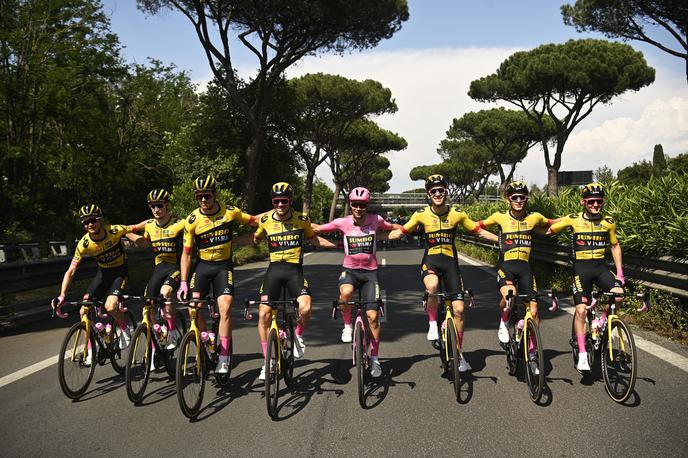 Primož Roglič Giro 2023 | Primož Roglič in njegovi kolegi iz Jumbo-Visme še praznujejo zmago na Dirki po Italiji, kolesarski svet pa Zasavca že seli v drugo ekipo. | Foto Fabio Ferrari/LaPresse/Sipa USA via Reuters Connect