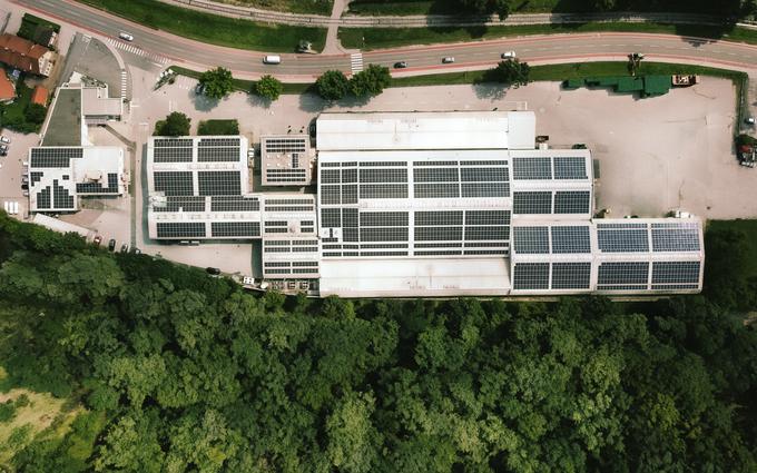 Nova sončna elektrarna na strehi polnilnice Donata odraža zavezanost Atlantic Grupe k trajnostnim praksam ter prispeva k zeleni prihodnosti in okoljski odgovornosti podjetja.  | Foto: Atlantic Grupa