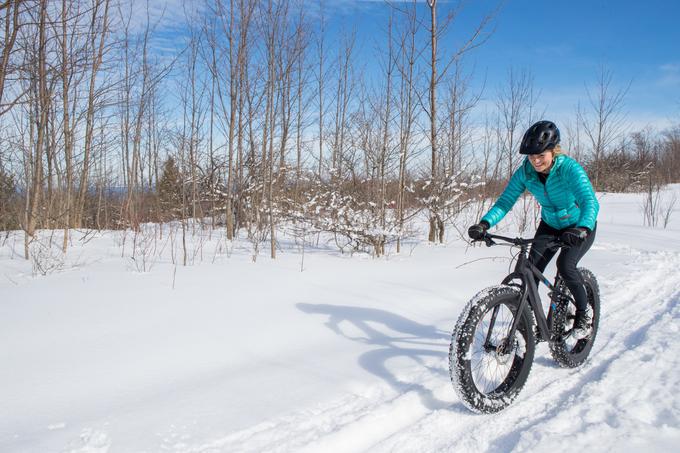 Na kolo se lahko odpravite celo v snegu. Na zasneženi podlagi se uporabljajo kolesa s posebej debelimi gumami.  | Foto: Shutterstock