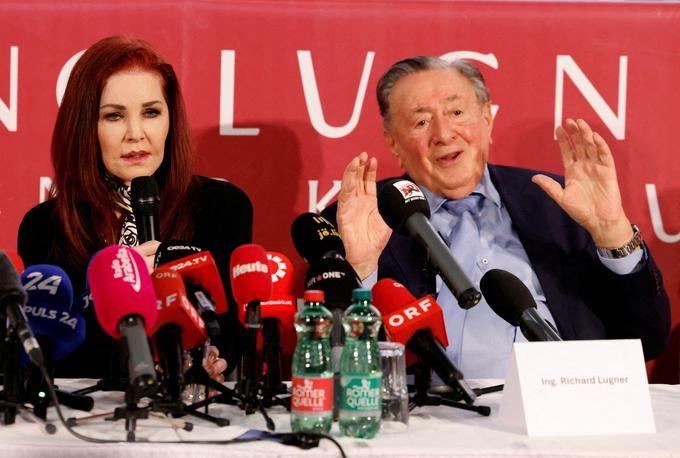 Priscilla Presley in Richard Lugner na novinarski konferenci pred dunajskim opernim plesom. | Foto: Reuters