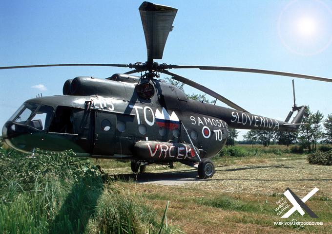 Pripadniki slovenske teritorialne obrambe so poškodovani in zapuščeni helikopter jugoslovanske vojske najprej onesposobili in nato še popisali in porisali s slovenskimi oznakami. | Foto: Marjan Garbajs / Park vojaške zgodovine Pivka
