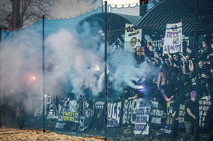 Mura Maribor | NK Maribor med navaja, da je lep nogometni praznik v Murski Soboti prekinil neuravnovešen posameznik, ki je na tekmo prinesel in odvrgel takoimenovan topovski udar.  | Foto Jure Banfi/alesfevzer.com