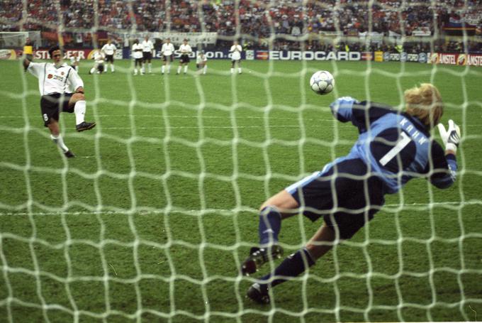 Tako je vratar Bayerna Oliver Kahn pred 12 leti na San Siru v finalu lige prvakov ubranil strel z bele točke Zlatku Zahoviću. | Foto: Guliverimage/Vladimir Fedorenko