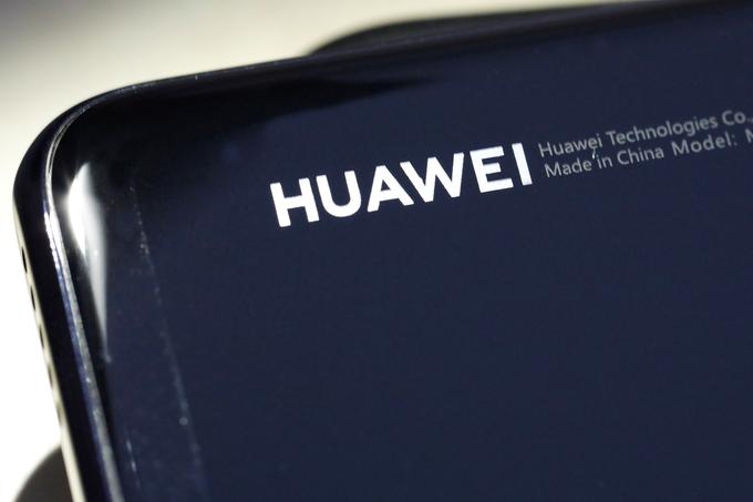 Evropska komisija je junija lani odločila, da tako Huawei kot podjetje ZTE izključi iz vseh raziskovalnih programov, ki sredstva prejemajo iz skupne evropske blagajne, obenem pa z namenom zmanjšanja izpostavljenosti internih komunikacij vseh vej Komisije v prihodnosti ne bo več pogodbeno sodelovala z operaterji, ki v svoja omrežja vgrajujejo komponente dobaviteljev Huawei in ZTE. | Foto: Reuters