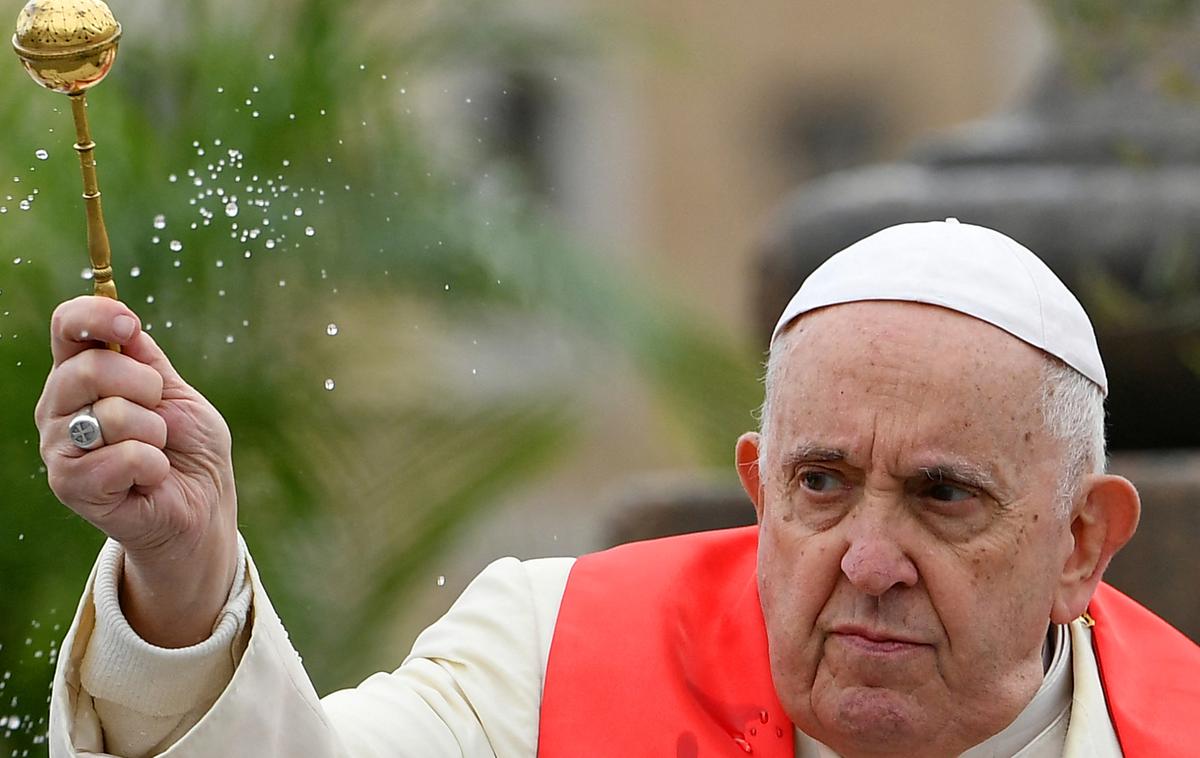 Papež Frančišek | Frančiška so v soboto odpustili iz klinike Gemelli v Rimu, kamor so ga v sredo sprejeli zaradi bronhitisa. | Foto Reuters
