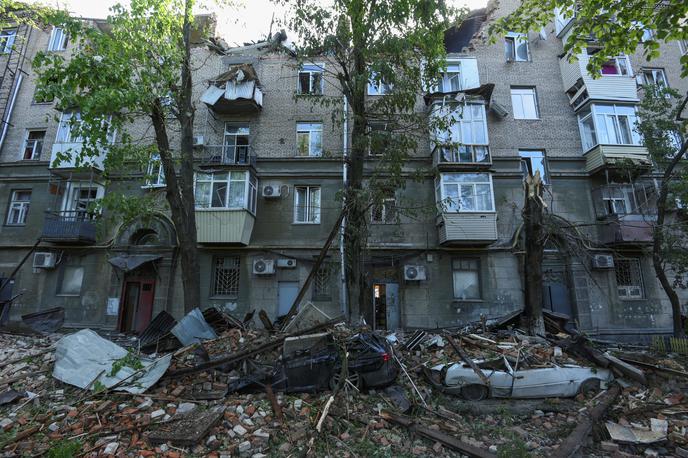 Posledice ruskega napada na regijo Dnipropetrovsk | Posledice ruskega napada na ukrajinsko regijo Dnipropetrovsk, kjer je bilo ubitih najmanj osem ljudi. | Foto Reuters