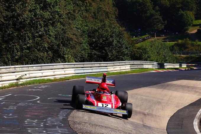 Mathias Lauda v Ferrariju svojega očeta Nikija Laude, ki je na Nordschleifu preživel strahovito nesrečo, ko je njegov dirkalnik zajel ogenj. | Foto: Guliverimage