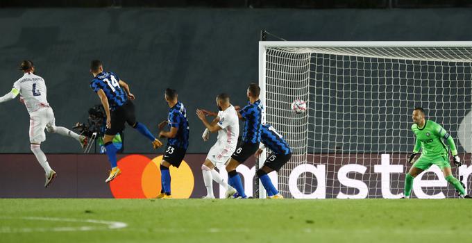 Takole je Sergio Ramos, kapetan Reala, premagal Samirja Handanovića, kapetana Interja, in prišel do 100. gola v majici Madridčanov. | Foto: Reuters