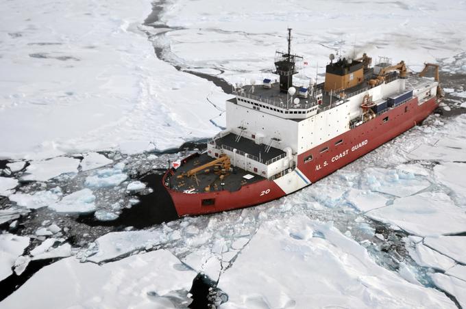 Ledolomilec Healy se prebija skozi led med arktično ekspedicijo. | Foto: Reuters